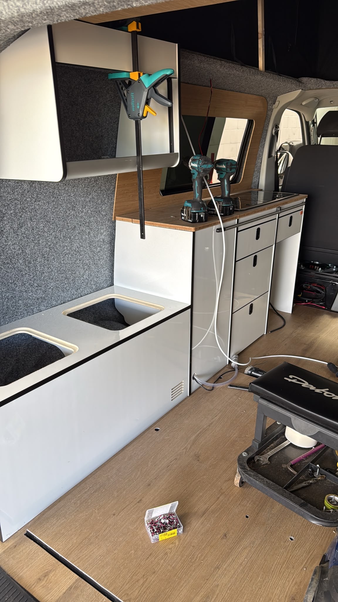Bestelbus gestript voor de bouw
