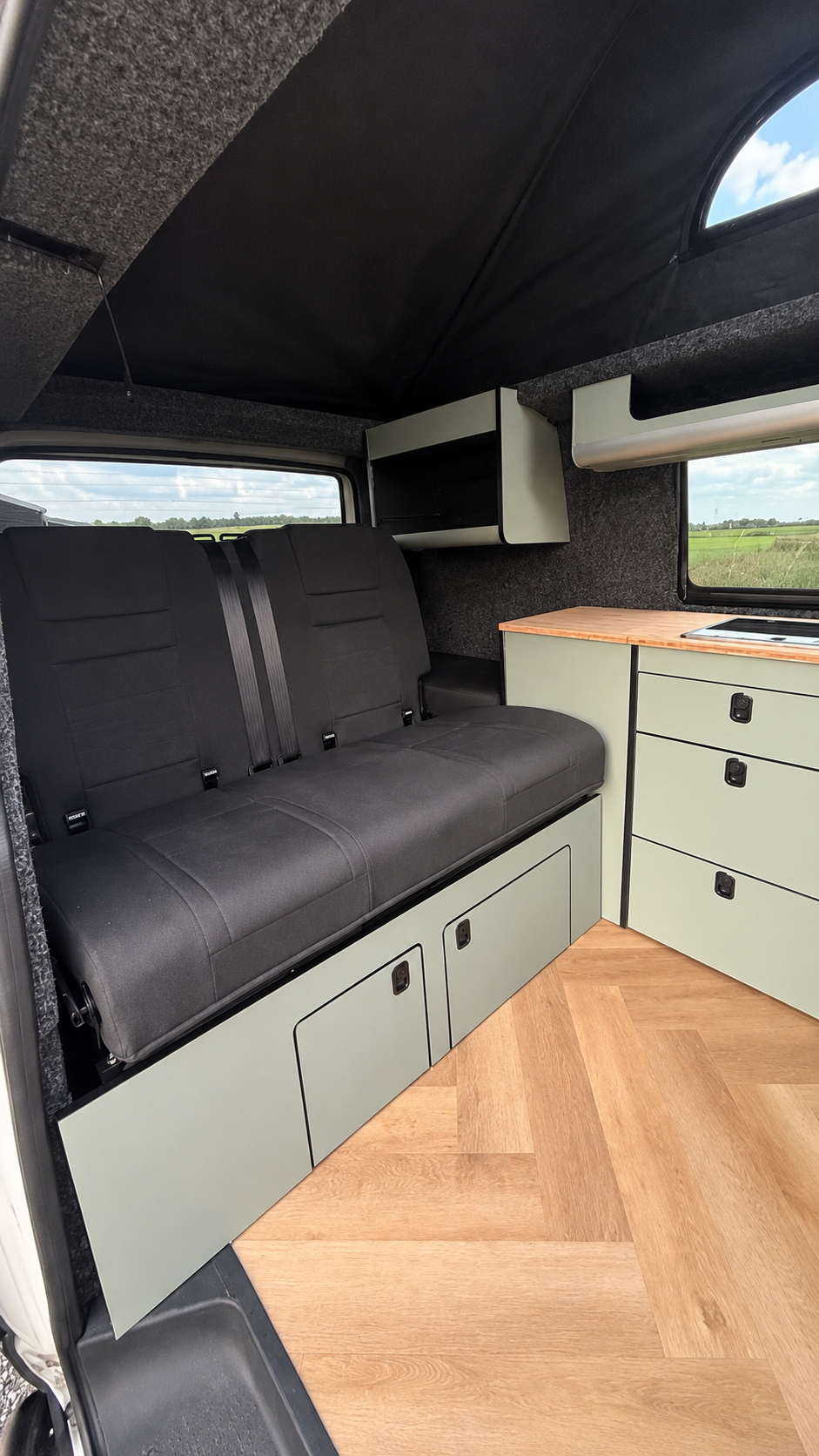 Interieur en slaapbank van Volkswagen camper Viggo #3