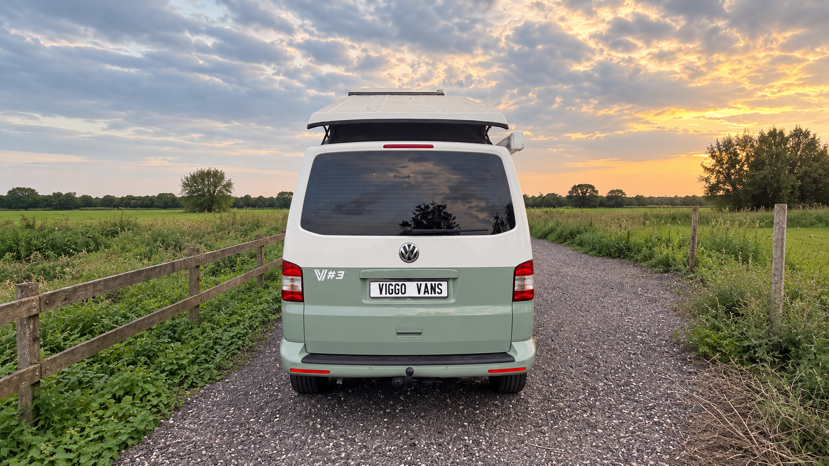 Achterkant van mintgroene Volkswagen camper Viggo #3