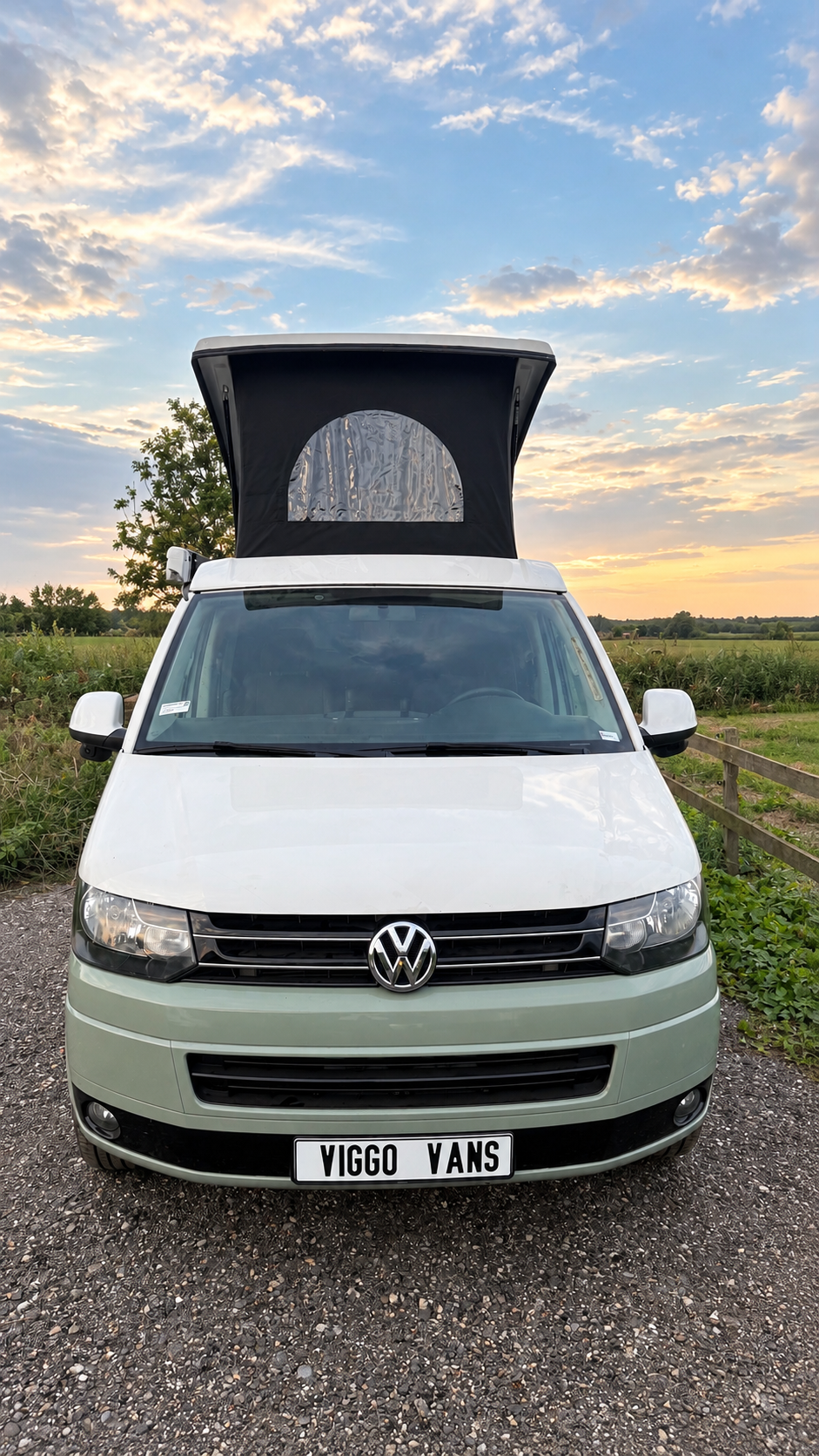 Voorkant van mintgroene Volkswagen camper Viggo #3