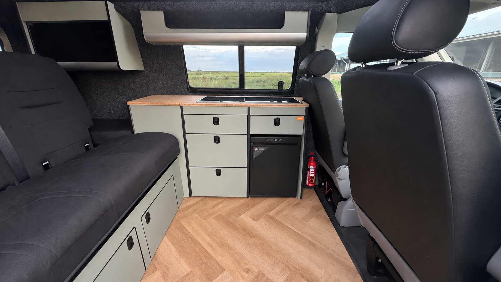 Keukeninterieur van Volkswagen camper Viggo #3
