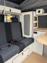 Bekleding en gordels van de gekeurde Budget zit/slaapbank
