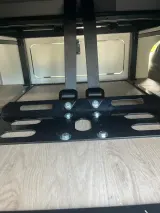 Detail van de middelste gordelaansluitingen van de gekeurde bankopstelling