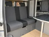 Ongekeurde Budget zit/slaapbank zonder gordels in een camperinterieur