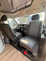 Gedraaide pilotenstoel op het draaiplateau in een camperinterieur