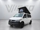 Volkswagen T6.1 KWB (2022) met hefdak en spoiler — schuin van linksvoor