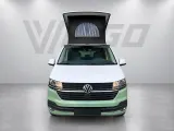 Volkswagen T6.1 KWB (2023), Midnight Black zonder spoiler — vooraanzicht