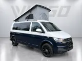 Volkswagen T6.1 LWB (2022), Mouse Grey met spoiler — schuin van rechtsvoor
