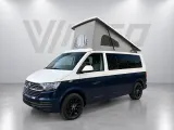 Volkswagen T6.1 LWB (2022), Mouse Grey met spoiler — schuin van linksvoor