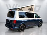 Volkswagen T6.1 LWB (2022), Mouse Grey met spoiler — schuin van achteren