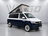 Blauw-witte VIGGO camper met een zwarte luifel tegen de grijze VIGGO-achtergrond