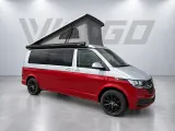 Rood-witte Volkswagen camper met luifel en geopend hefdak tegen de grijze VIGGO-achtergrond