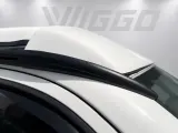 Detail van de zwarte spoiler aan de voorzijde van de multirail op een witte camper