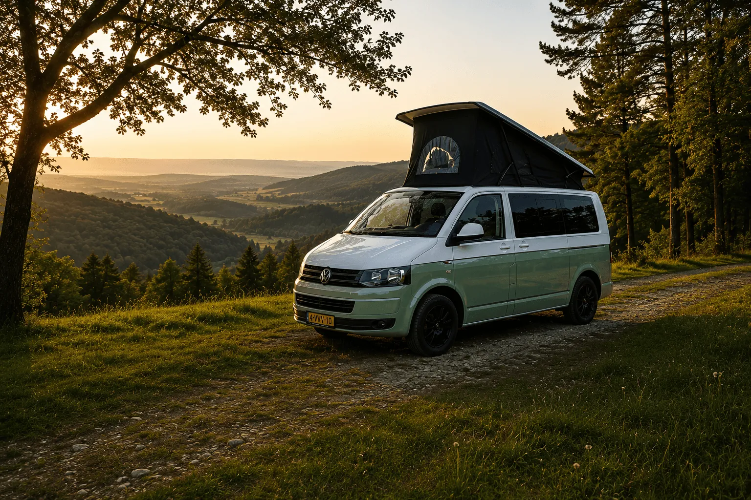 Viggo campervan te koop, geparkeerd op een heuvel bij zonsondergang